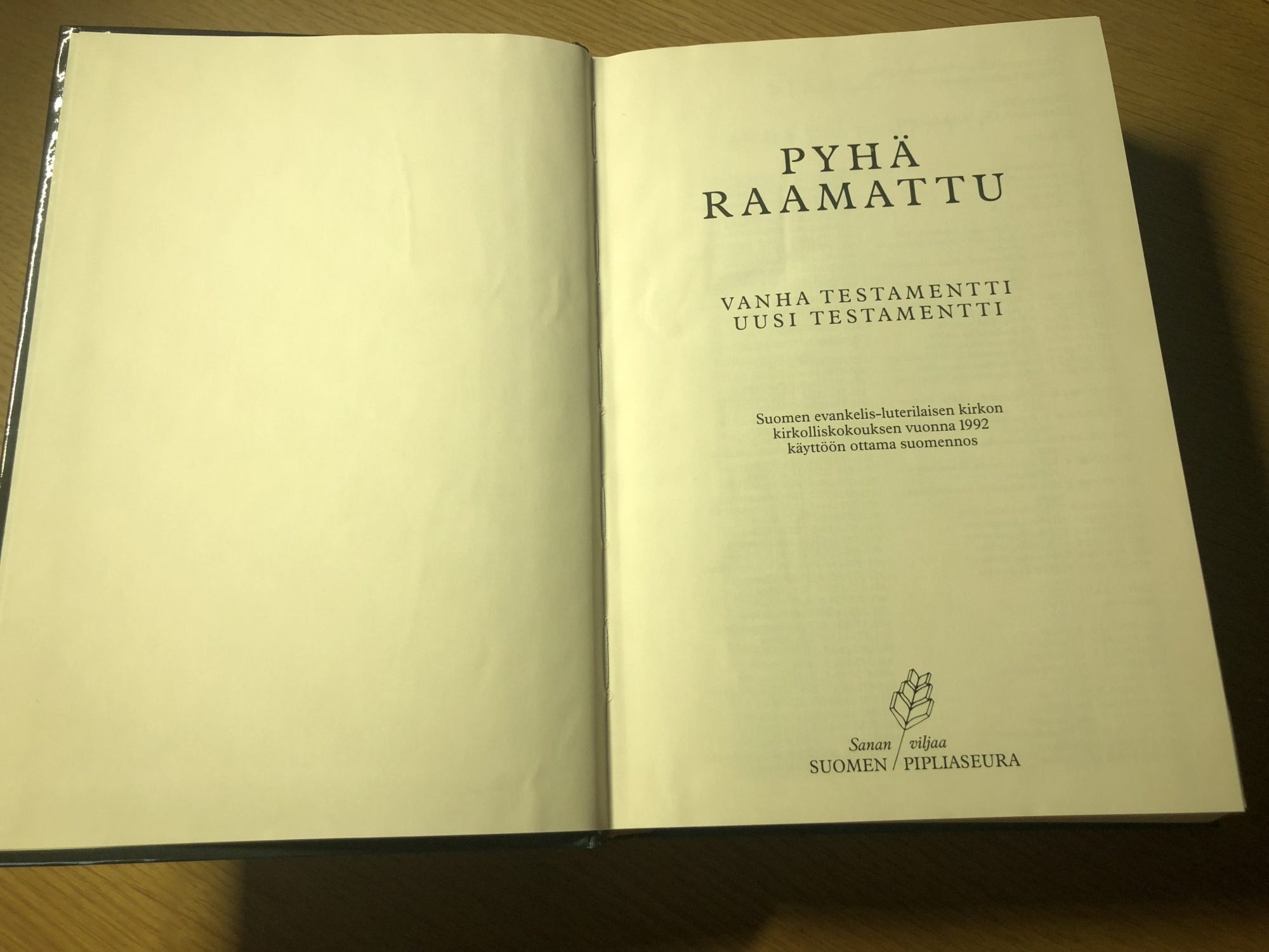 フィン語の聖書の見開き